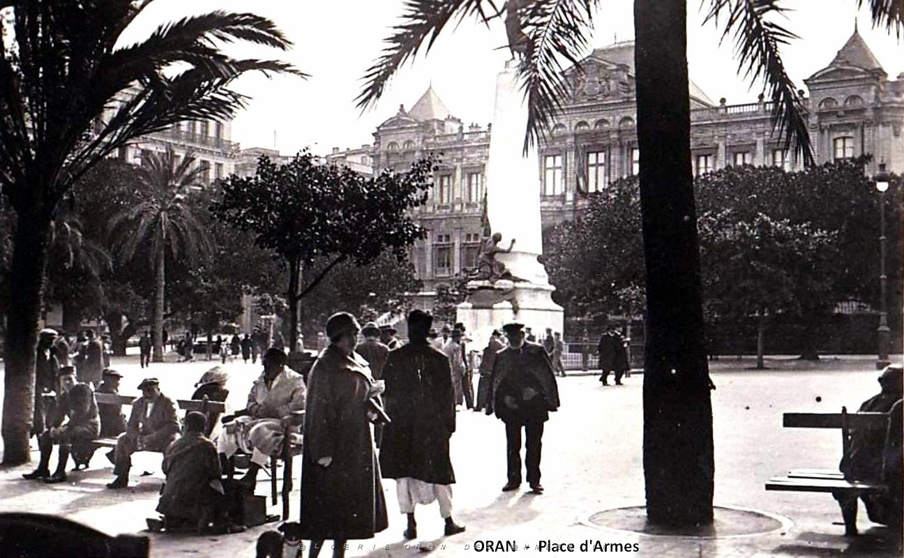 1245- Oran - Place d'Armes - Monument de Sidi-Brahim et l' Hotel de Ville.jpg